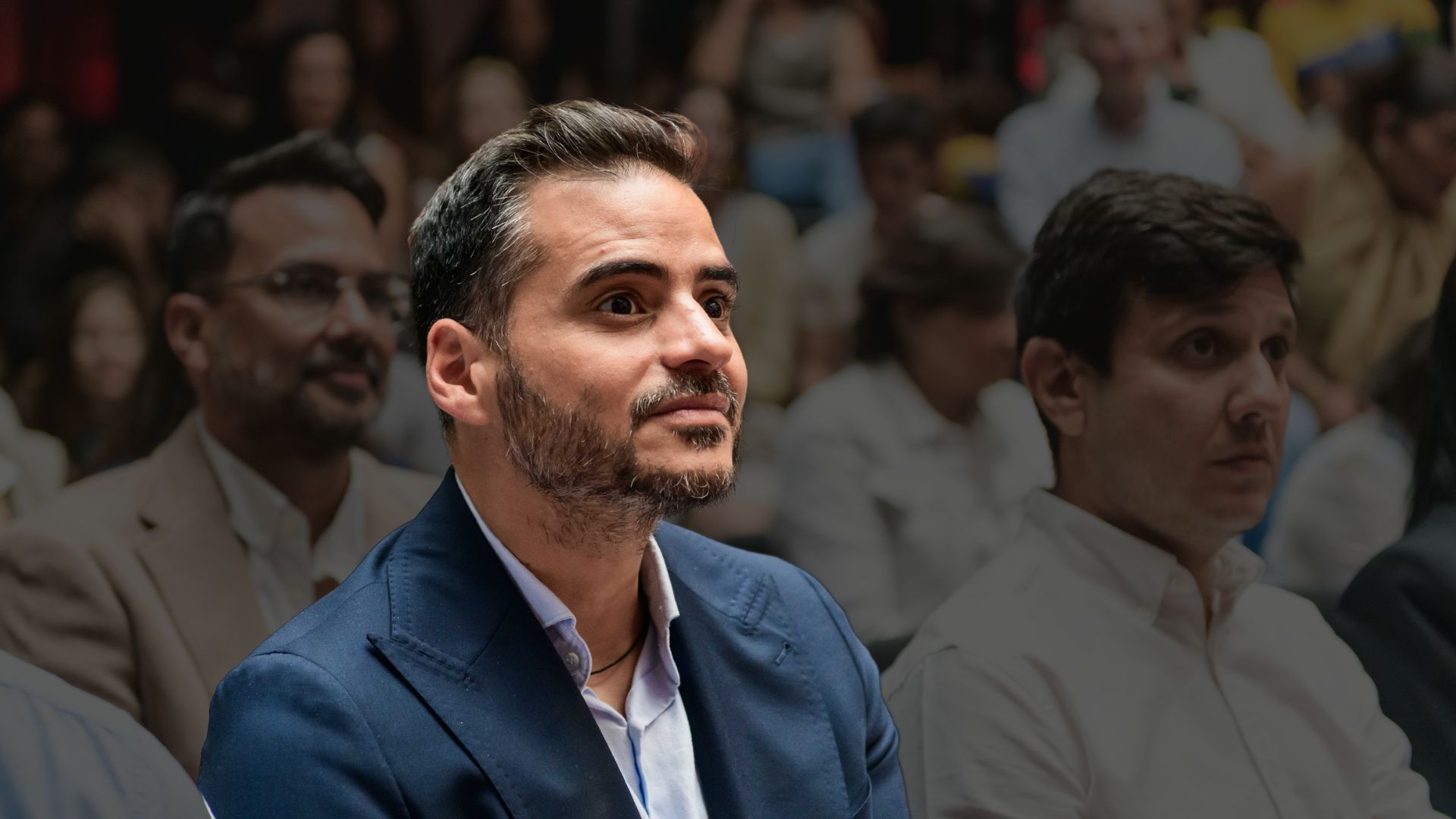 Armando Armas sentado entre los asistentes al evento de María Corina Machado en Oslo, Noruega.