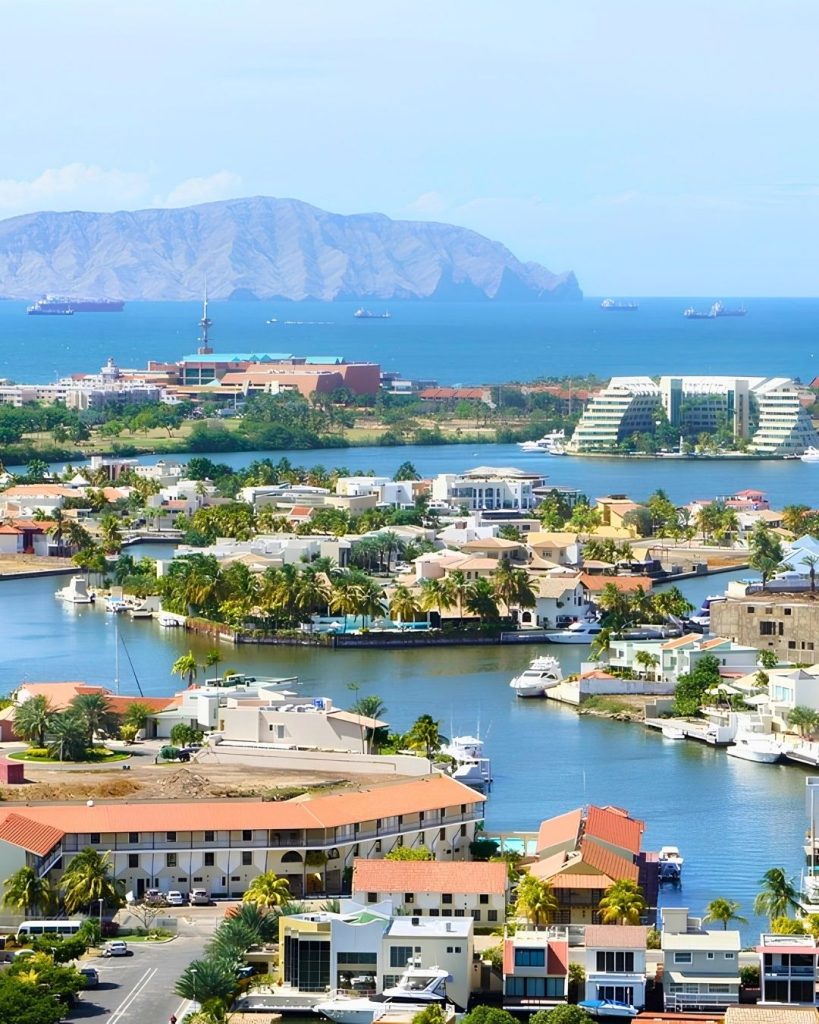 Vista panorámica de Lechería, estado Anzoátegui, Venezuela, con canales, embarcaciones, edificios residenciales y el mar Caribe.